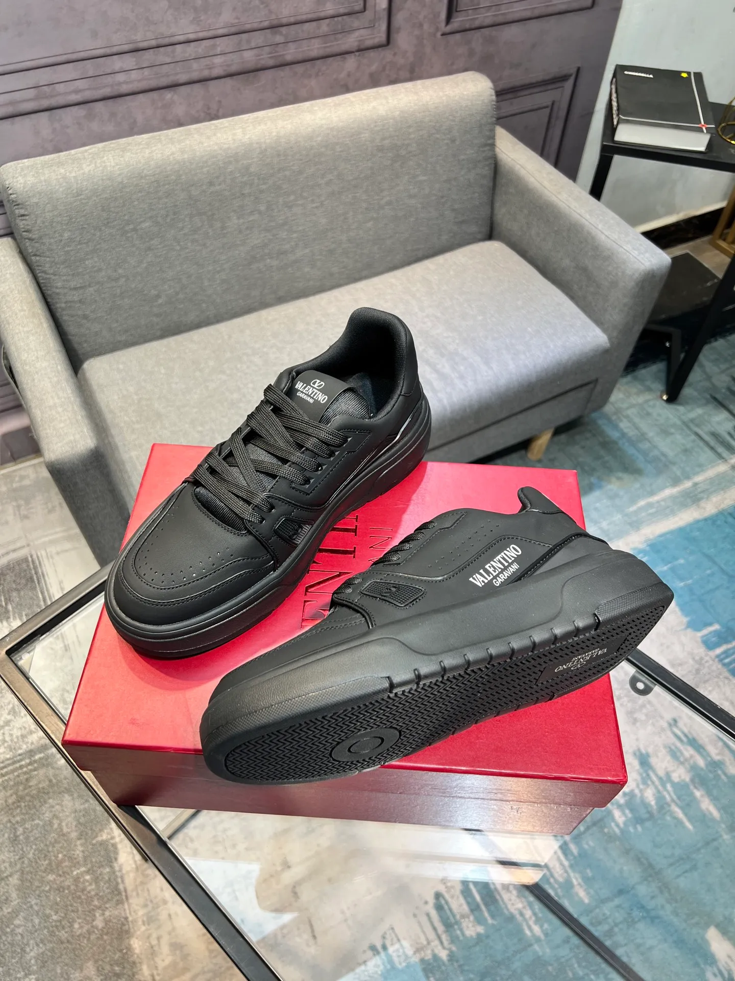 Men's men's shoes 💰660 𝑽𝒂𝒍𝒆𝒏𝒕𝒊𝒏𝒐 Valentino 𝑶𝒏𝒆𝑺𝒕𝒖𝒅 Couple's sneaker series Valentino 2025 latest couple's sneakers, celebrity style, hot sale. The original ZP was purchased and dismantled. Repeated pattern making and modification. I strive to restore the original version 1:1! Top luxury masterpiece, soft and comfortable, combining fashion and leisure, bringing excellent elegant texture and excellent on-foot comfort. Top purchase version upper: imported calfskin surface/original oil edge craftsmanship. Inner: water-dyed cowhide lining. Outsole: original development 𝐓𝐏𝐔 two-color combination outsole. Packaging: original configuration complete package. Code number: 35-44 yards. 34.45 can be customized. Can be customized (self-labeled-no label) order.